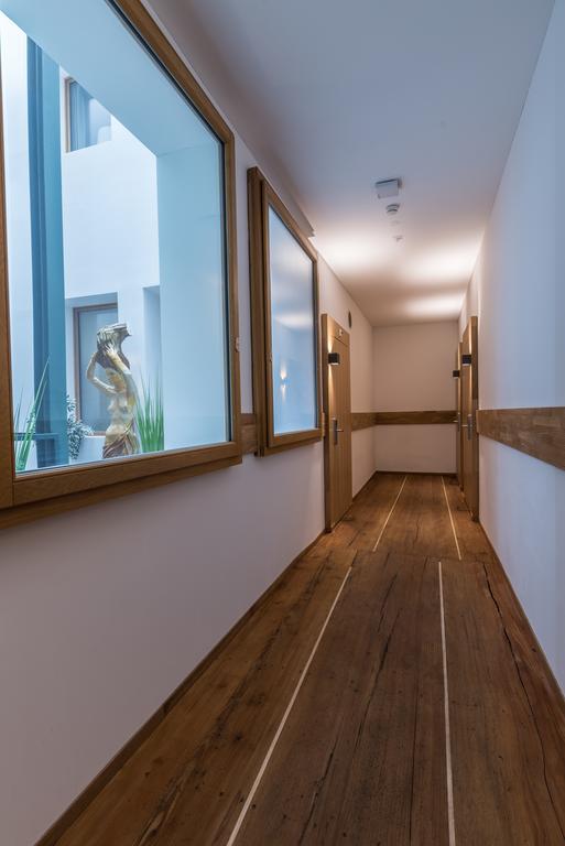 Hotel East-west Riverside 3*